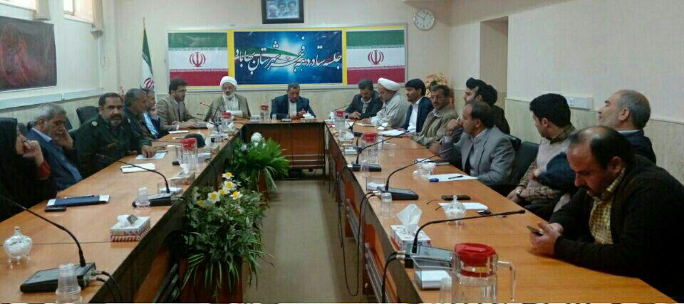 غباررویی و عطر افشانی 320 گلزار شهدای استان در دهه فجر