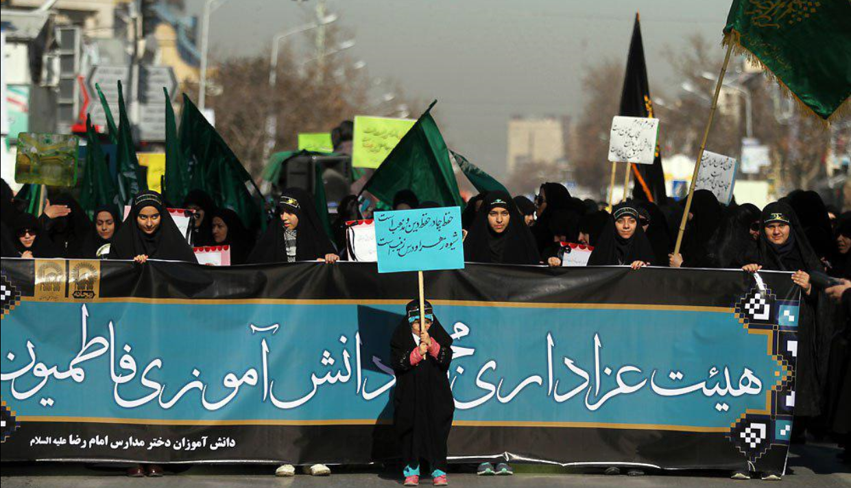 راهپیمایی دانش آموزان مدارس امام رضا(ع) در حمایت از حجاب فاطمی
