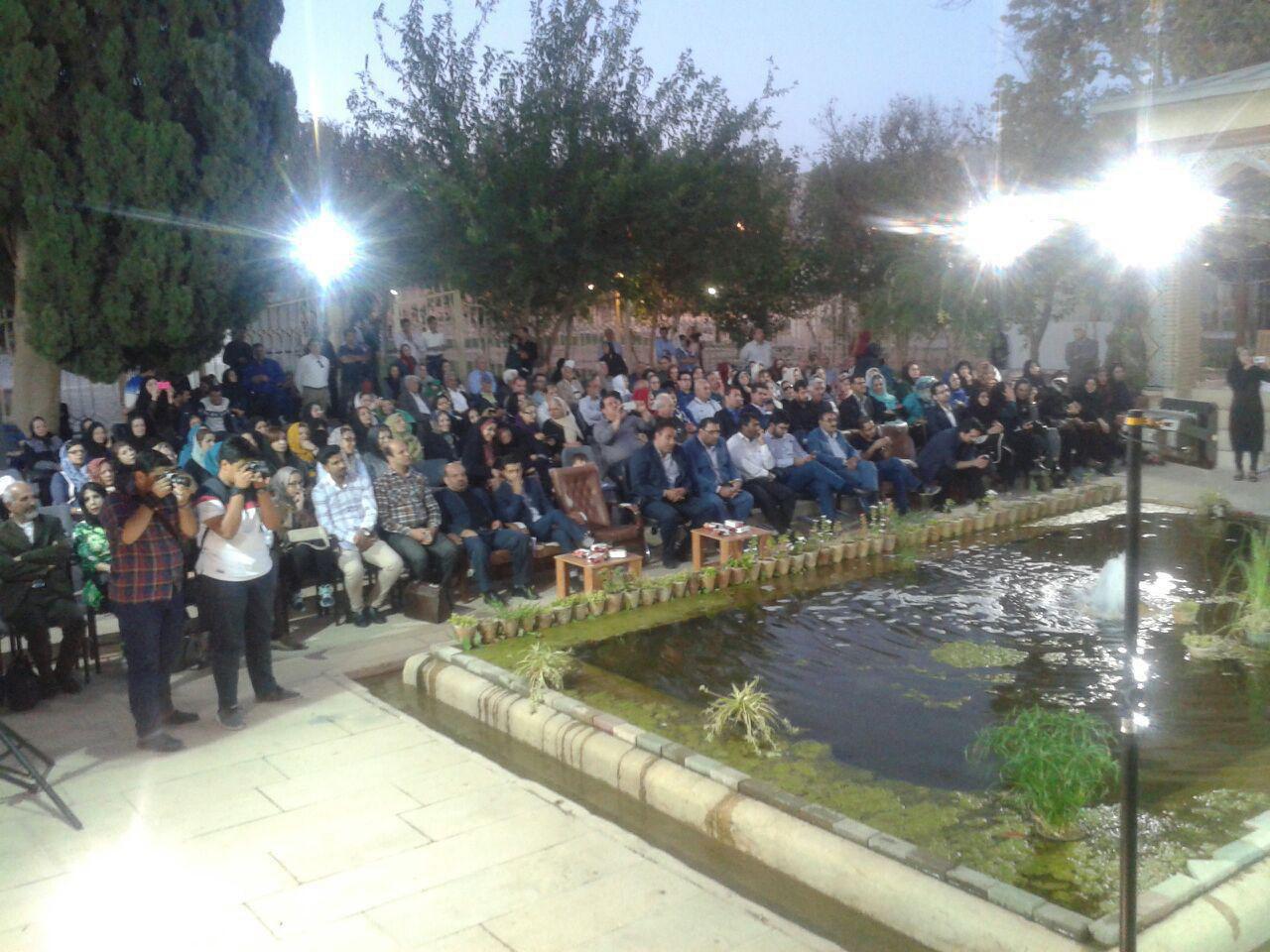 بررسی اندیشه حافظ در محفل رندان