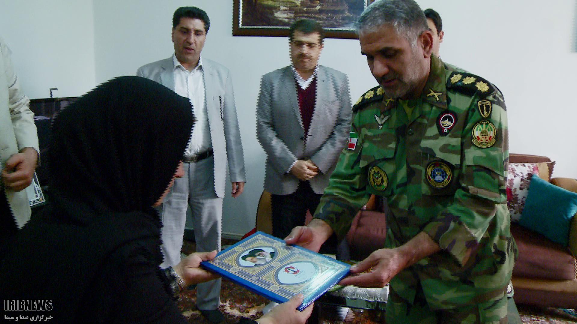 دیدار با خانواده شهدا در مهاباد دیدار با خانواده شهدا در مهاباد