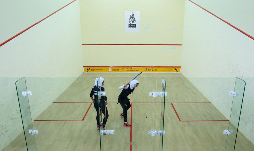 اقتداری بر سکوی قهرمانی ایستاد