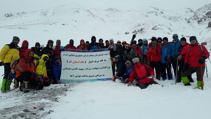 کوهنوردان ارتش به قله برف انبار استان قم صعود کردند کوهنوردان ارتش به قله برف انبار استان قم صعود کردند