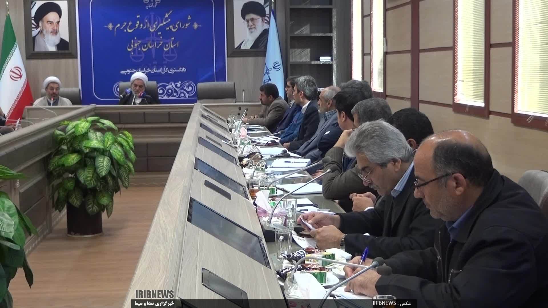 آسیب های فضای مجازی شناخته و با آن مقابله شود آسیب های فضای مجازی شناخته و با آن مقابله شود