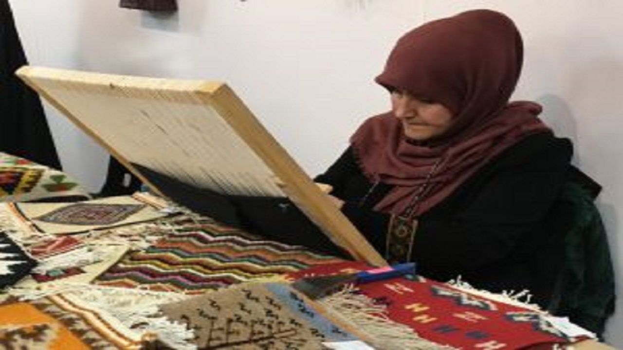 صدور و تمدید بیش از ۶۰۰ مجوز صنایع دستی در قزوین صدور و تمدید بیش از ۶۰۰ مجوز صنایع دستی در قزوین