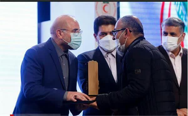 اعطای تندیس مقام اول جشنواره ملی «رفیق خوشبخت ما» به هنرمند میانه ای