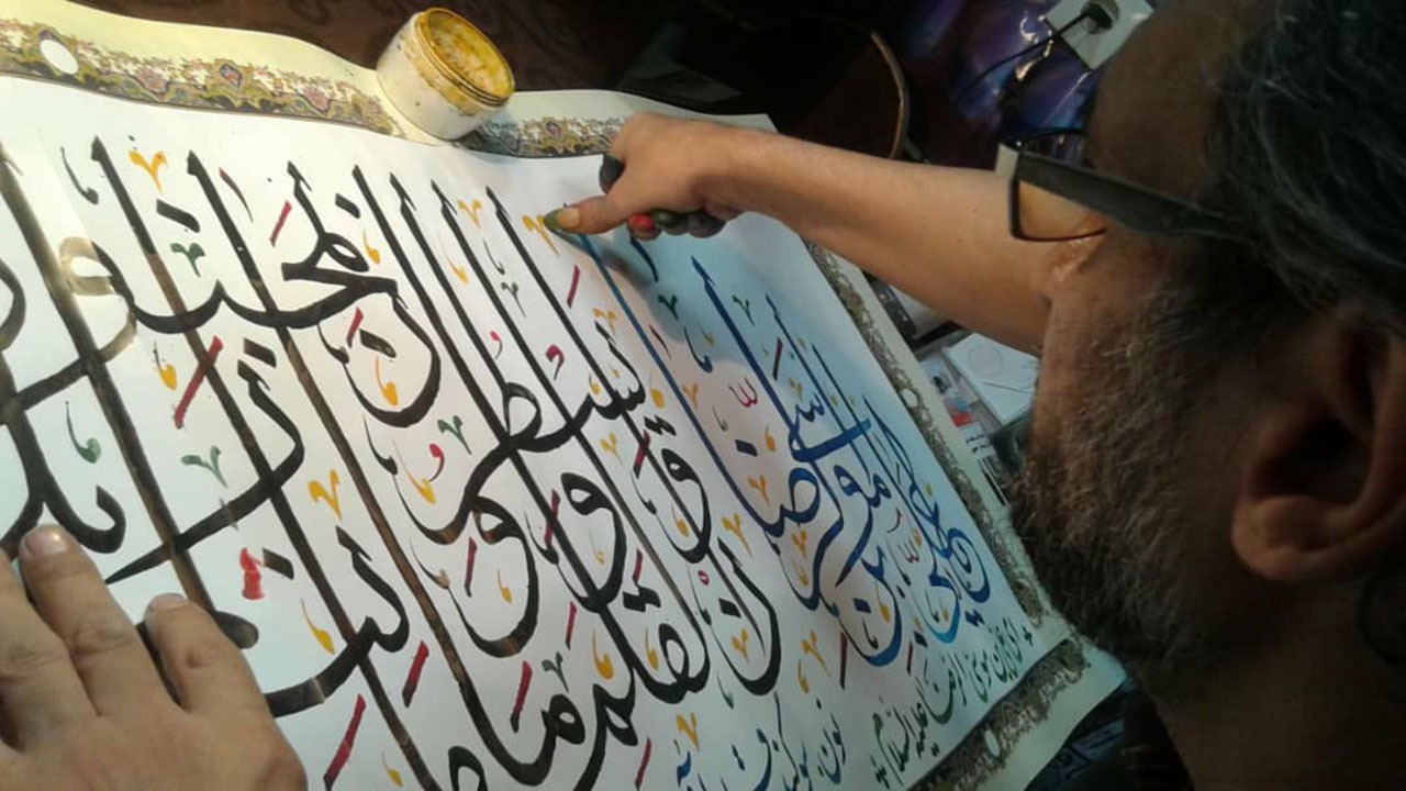 هنرنمایی کاتب آباده، در آستانه میلاد امام رضا (ع) هنرنمایی کاتب آباده، در آستانه میلاد امام رضا (ع)