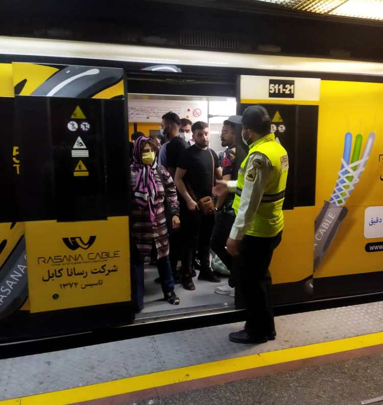 ممانعت از ورود آقایان و دستفروشان به واگن بانوان