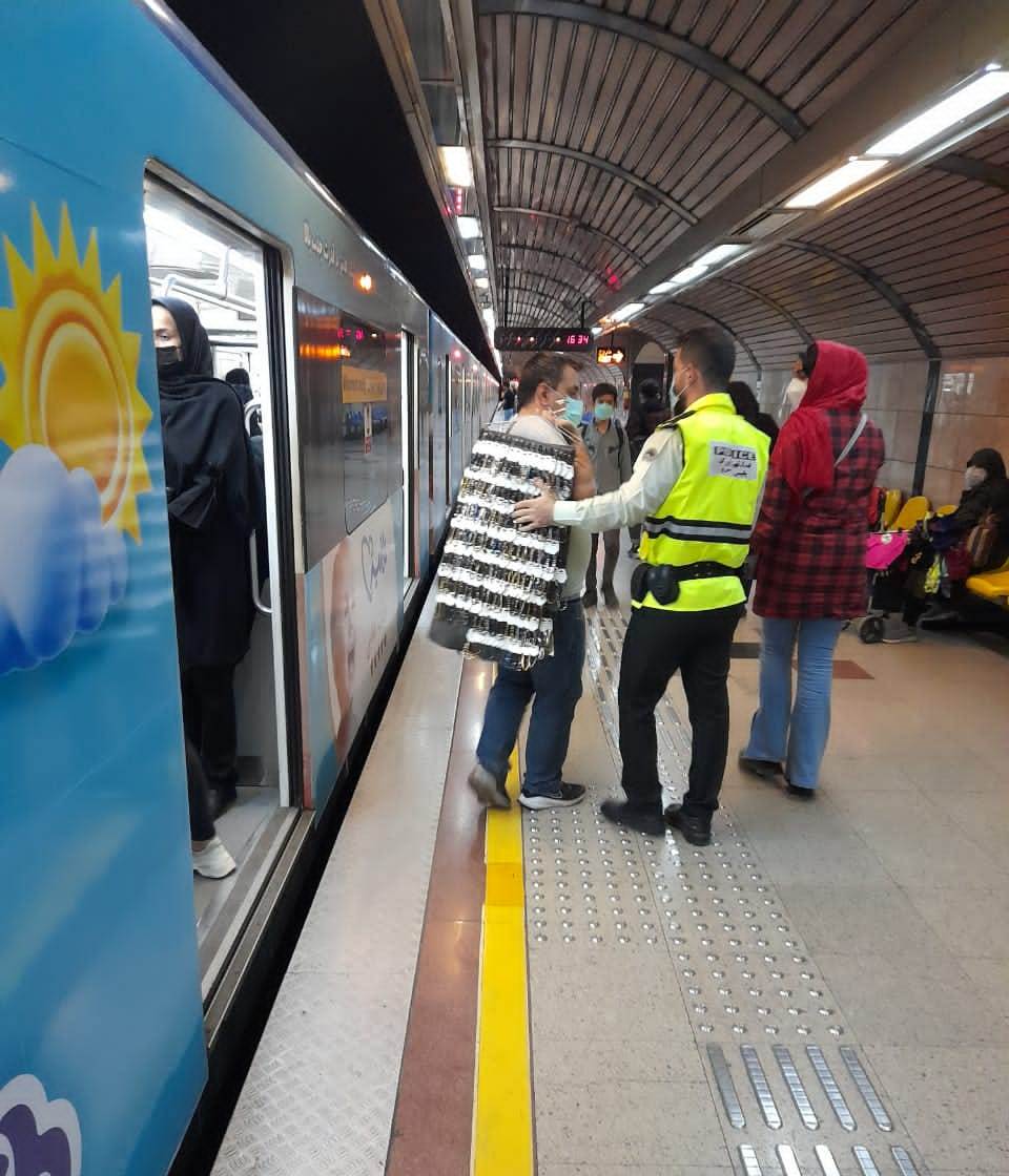 ممانعت از ورود آقایان و دستفروشان به واگن بانوان