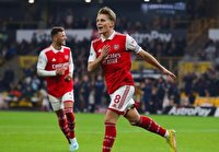 برد توپچی های لندن در زمین گرگ ها