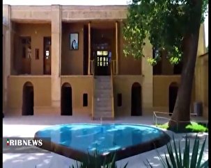 بازدید مسافران نوروزی از بیت امام راحل در خمین