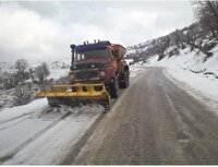 تردد در جاده‌های کوهستانی و برف گیر استان فقط با زنجیر چرخ