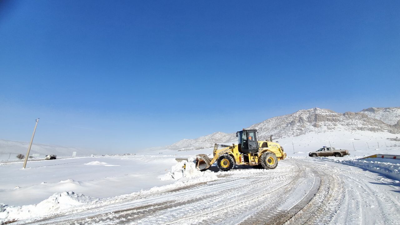 عملیات برف روبی و بازگشایی مسیر ایستگاه های خدمات رسان در نوا کوه شهرستان دالاهو