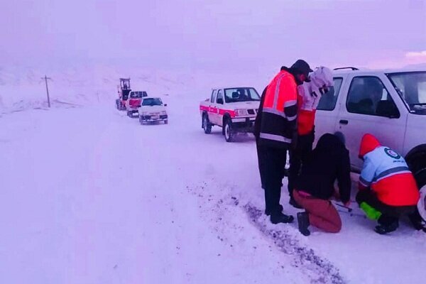 امدادرسانی به ۲۰۹ خودروی گرفتار دربرف جاده‌های خراسان شمالی