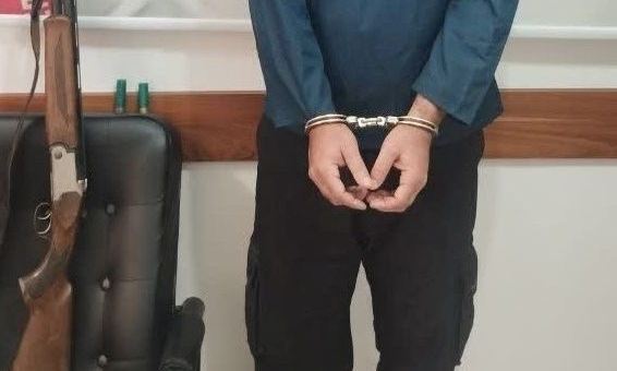 دستبند پلیس بر دستان عامل تیراندازی در خمام