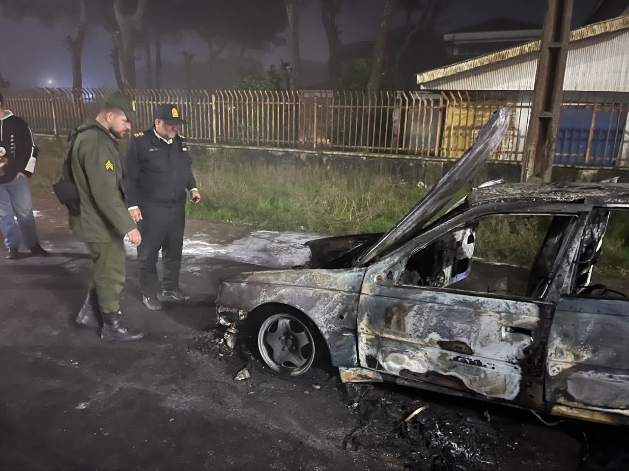 مهار آتش سوزی خودروی سواری در بندر انزلی