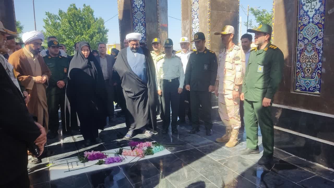 عطر افشانی مزار شهید گمنام در شهرستان پلدشت عطر افشانی مزار شهید گمنام در شهرستان پلدشت