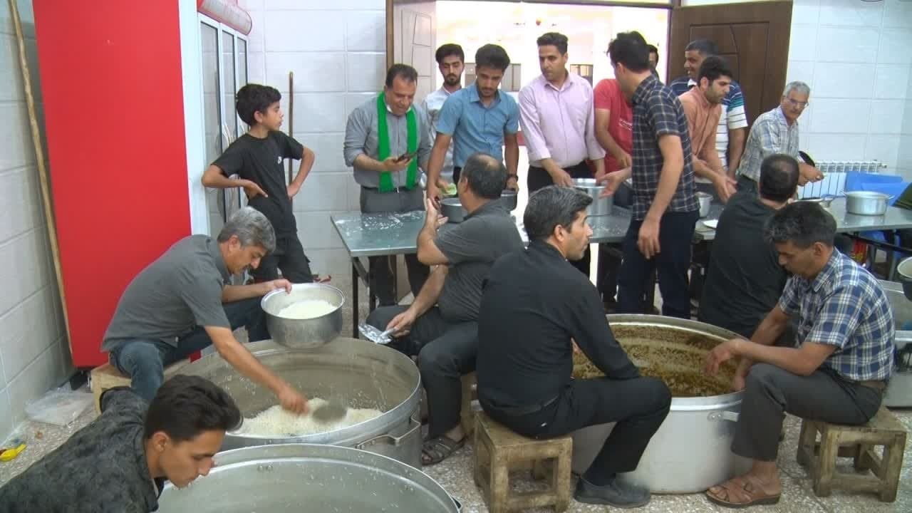 در سیزدهم محرم، بیش از ۱۲ هزار پرس غذا بین عزاداران امام حسین در بیده توزیع شد