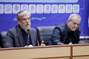 جامعه دانشگاهی در کنار دولت، به حل چالش‌ها کمک کند