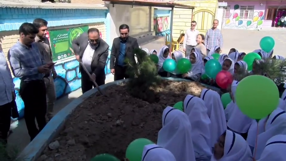 کاشت نهال درس اول دانش آموزان اسدآبادی  در  اول مهر