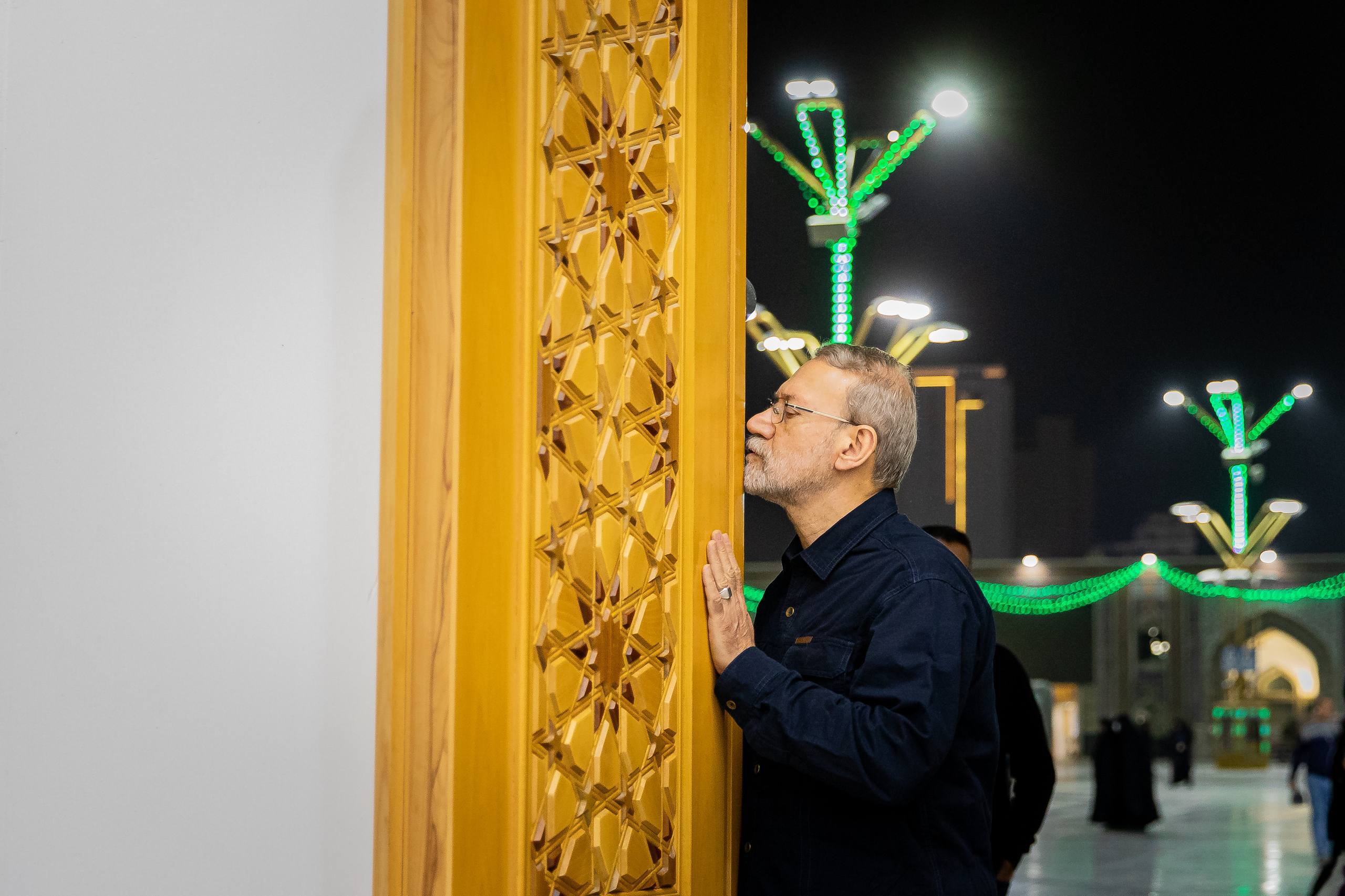 لاریجانی به حرم مطهر امام رضا (ع) رفت لاریجانی به حرم مطهر امام رضا (ع) رفت