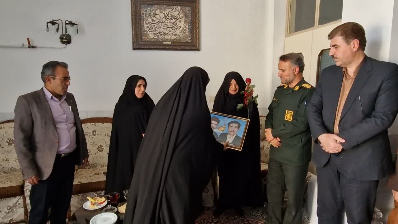 تجلیل از همسر شهید امدادگر محمد علی عزیزی تجلیل از همسر شهید امدادگر محمد علی عزیزی