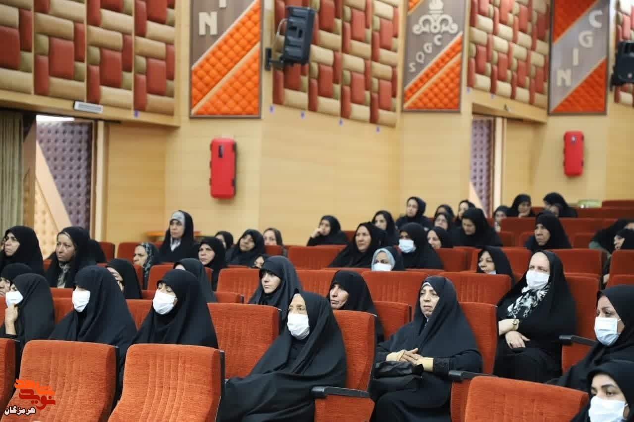 تجلیل از مادران و همسران شهدا در بندرعباس