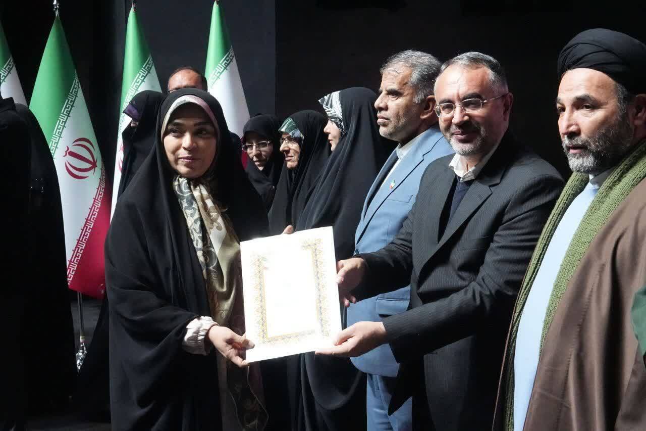 درخشش خبرنگار خبرگزاری صدا و سیمای آذربایجان غربی در پنجمین کنگره ملی زنان تاثیرگذار آذربایجان غربی