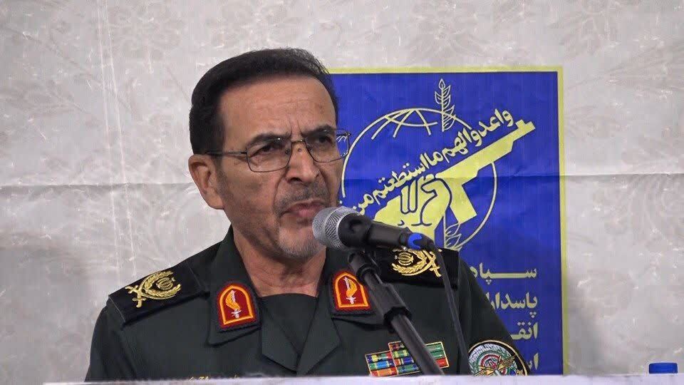 بسیج هیمنه پوشالی دشمنان انقلاب را در هم شکسته است