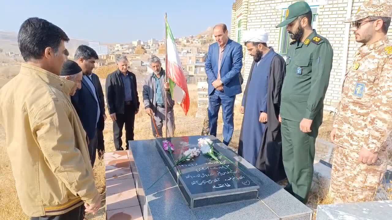 ادای احترام اهالی تخت سلیمان به مقام شامخ شهدا ادای احترام اهالی تخت سلیمان به مقام شامخ شهدا